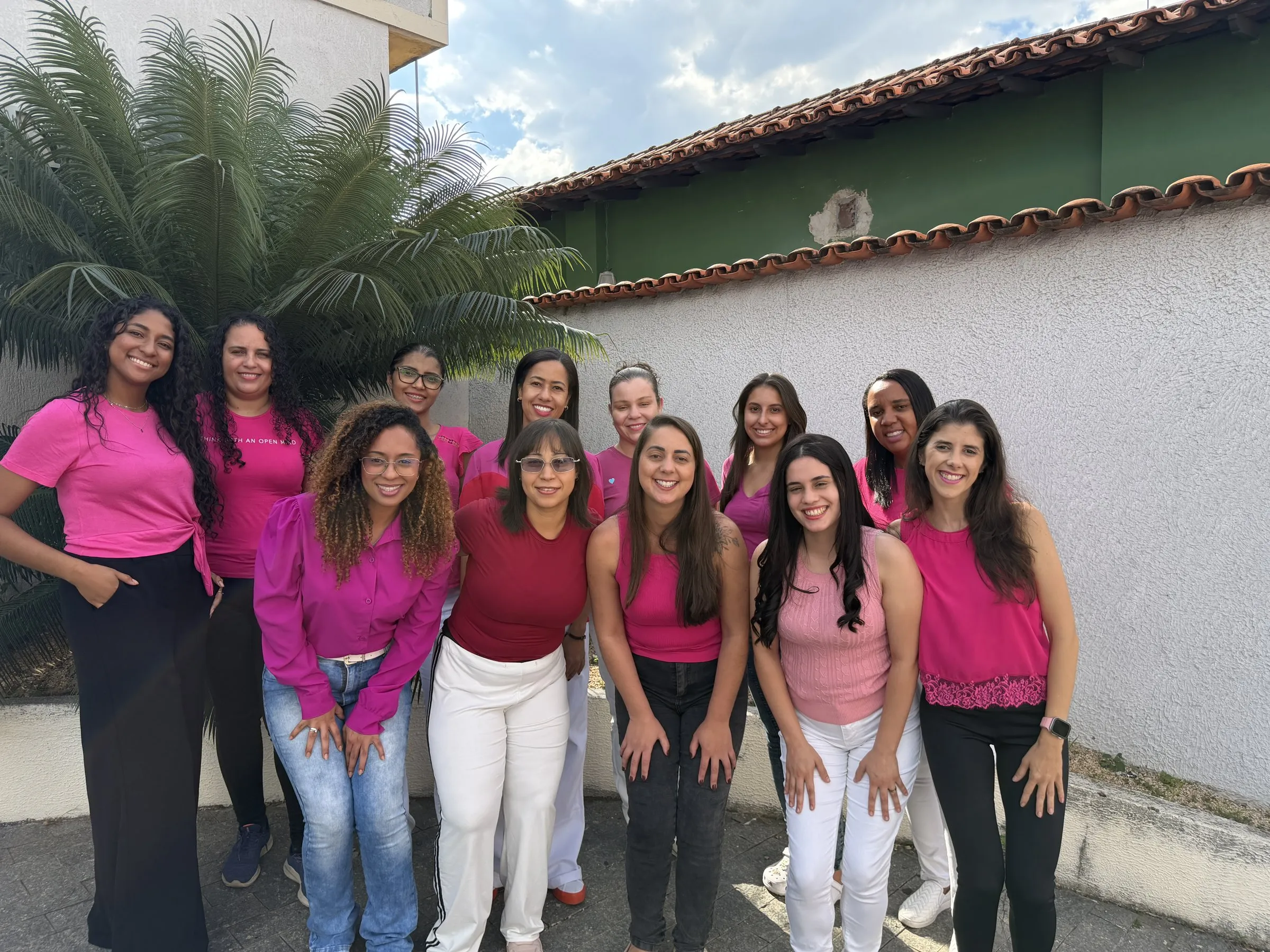 Equipe da Bioclínica reunida em frente ao laboratório